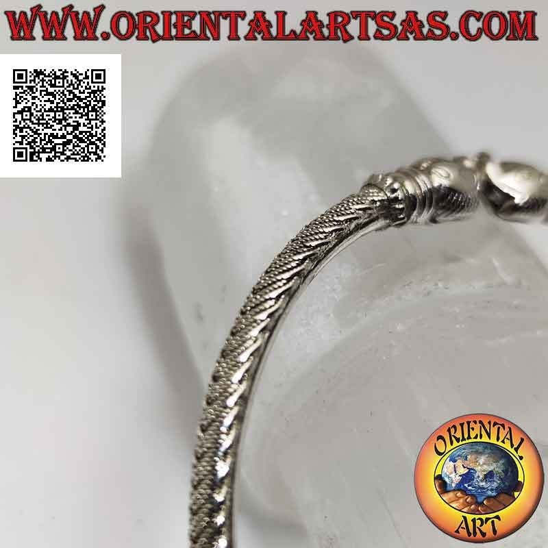Pulsera rígida en plata 925 ‰ con entretejido grabado y uniendo cabezas de salmón