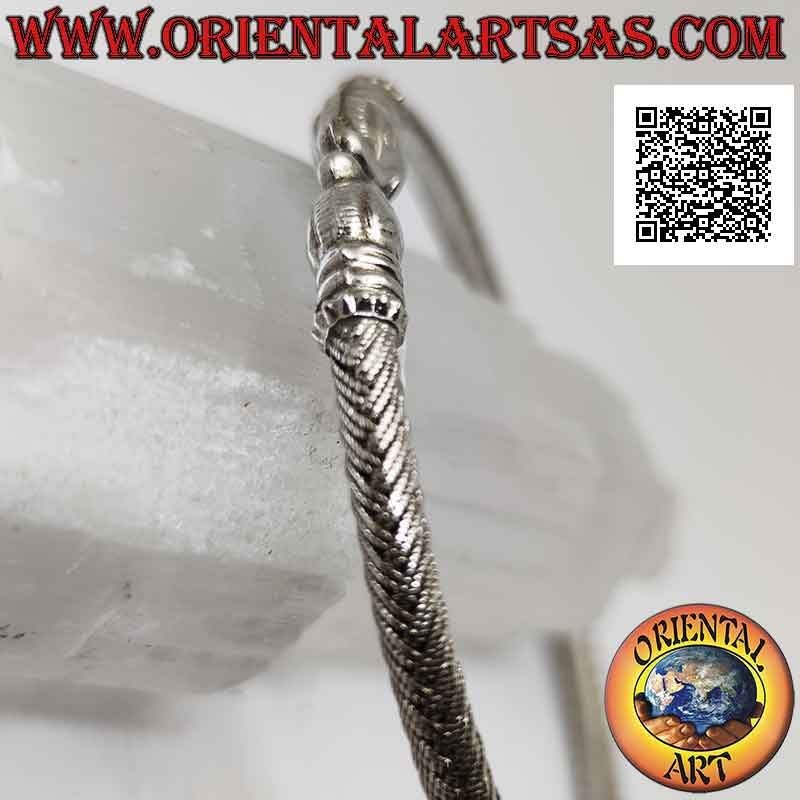 Bracelet rigide en argent 925 ‰ avec entrelacement gravé et joignant des têtes de saumon