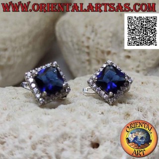 Orecchini in argento con zaffiro sintetico quadrato incastonato contornato da zirconi e  traforo sui lati
