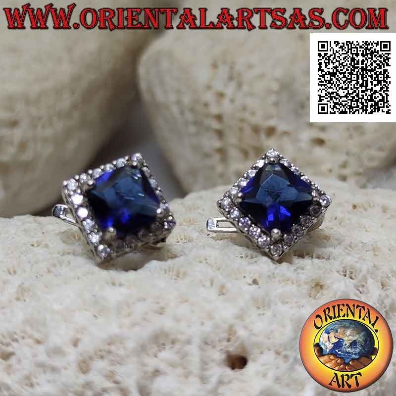 Orecchini in argento con zaffiro sintetico quadrato incastonato contornato da zirconi e  traforo sui lati
