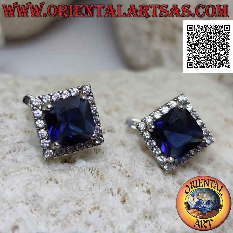 Orecchini in argento con zaffiro sintetico quadrato incastonato contornato da zirconi e  traforo sui lati