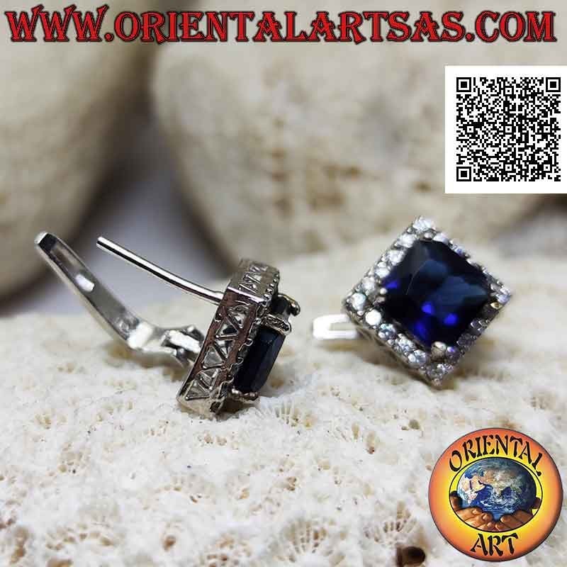 Orecchini in argento con zaffiro sintetico quadrato incastonato contornato da zirconi e  traforo sui lati
