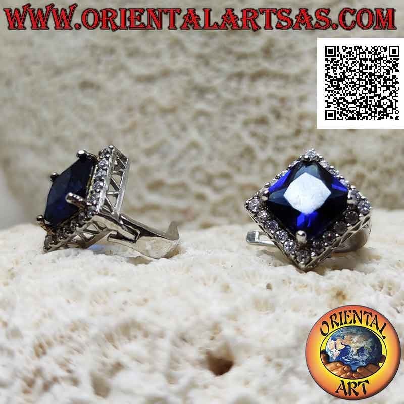 Boucles d'oreilles en argent avec saphir synthétique carré serti entouré de zircons et ajouré sur les côtés