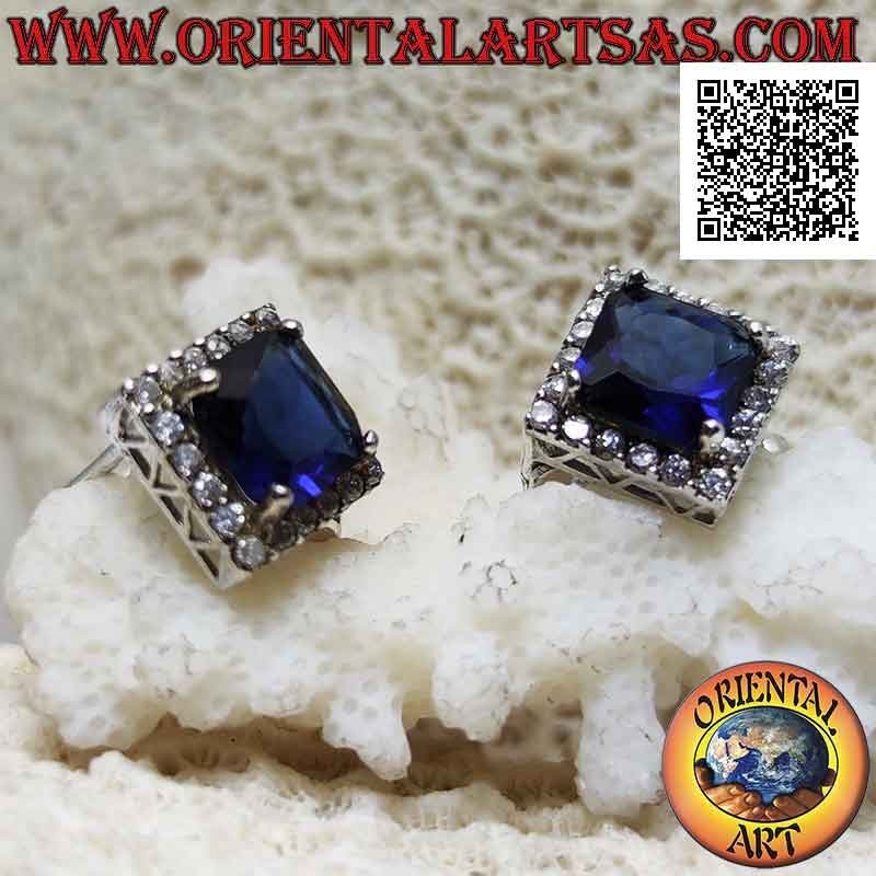 Boucles d'oreilles en argent avec saphir synthétique carré serti entouré de zircons et ajouré sur les côtés