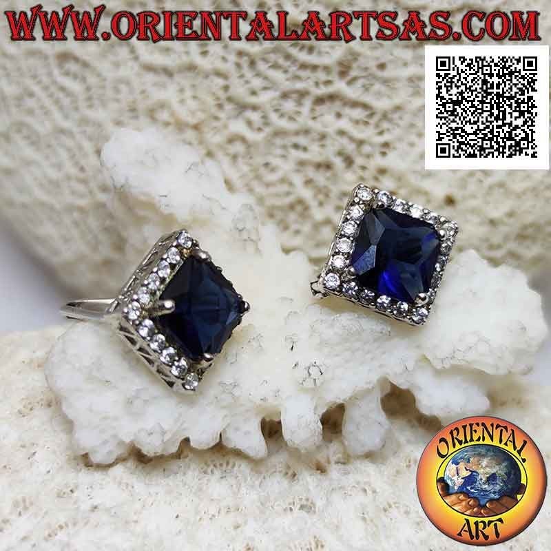 Orecchini in argento con zaffiro sintetico quadrato incastonato contornato da zirconi e  traforo sui lati