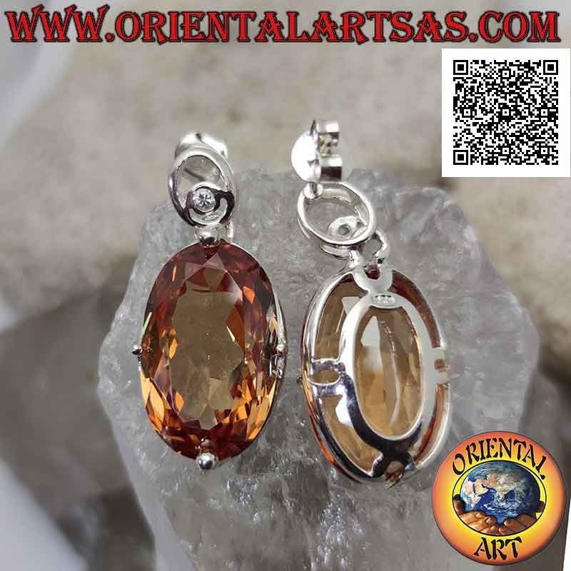 Orecchini in argento da lobo con grande zircone champagne ovale sfaccettato incastonato su montatura liscia