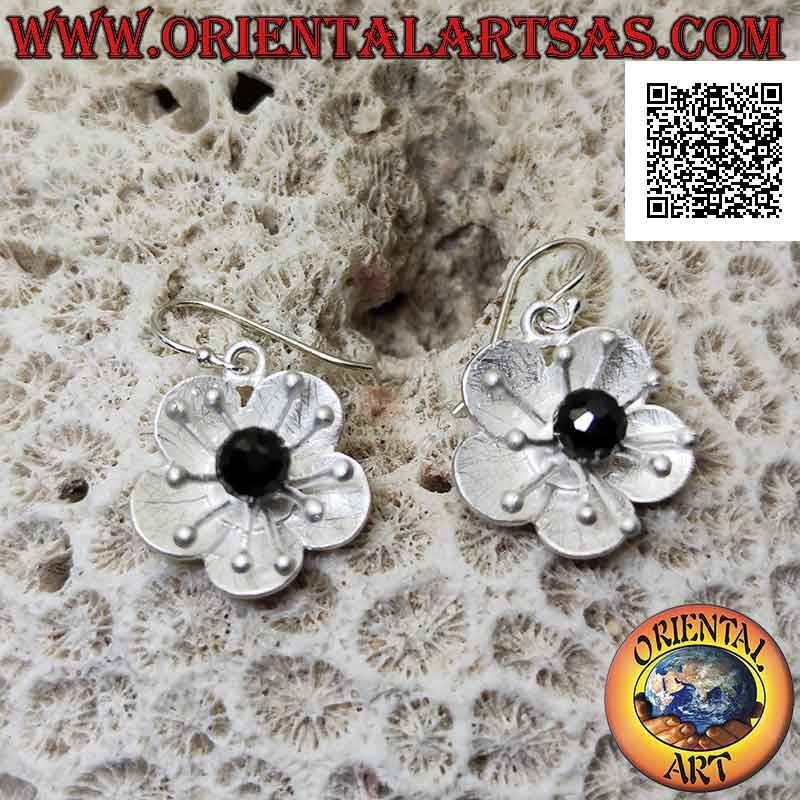 Orecchini in argento satinati a forma di fiore con anemone di mare e spinello centrale