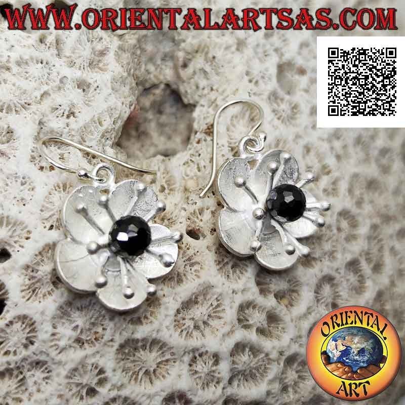 Boucles d'oreilles en argent satiné en forme de fleur avec anémone de mer et spinelle central
