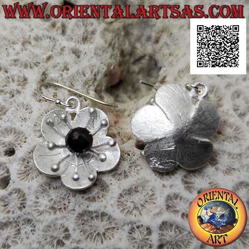 Blumenförmige Ohrringe aus satiniertem Silber mit Seeanemone und zentralem Spinell