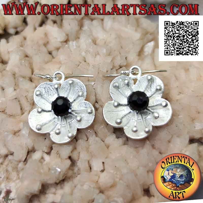 Orecchini in argento satinati a forma di fiore con anemone di mare e spinello centrale