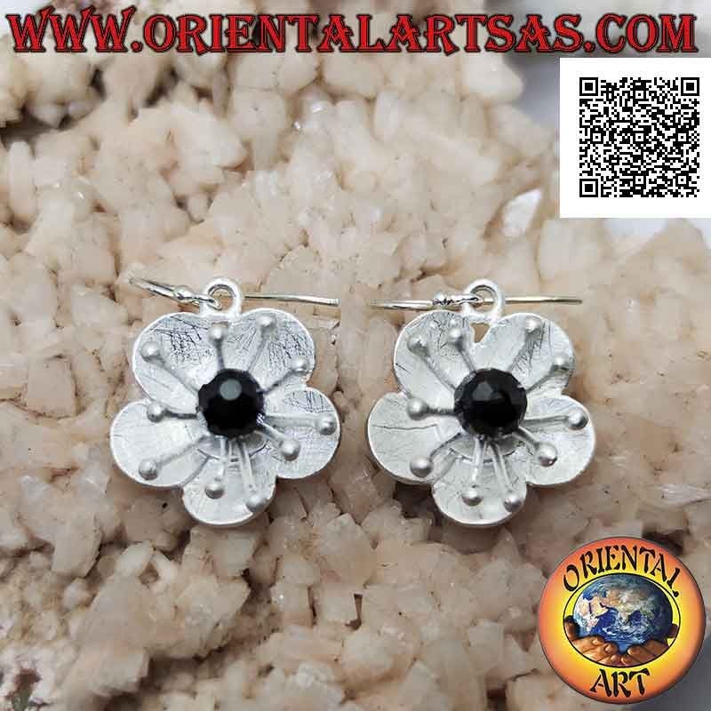 Blumenförmige Ohrringe aus satiniertem Silber mit Seeanemone und zentralem Spinell