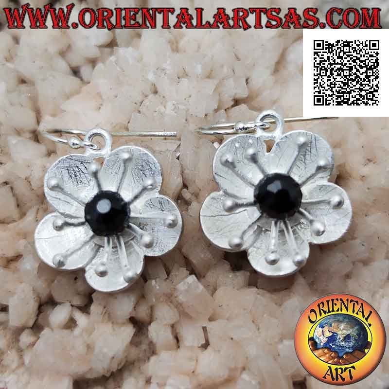Orecchini in argento satinati a forma di fiore con anemone di mare e spinello centrale