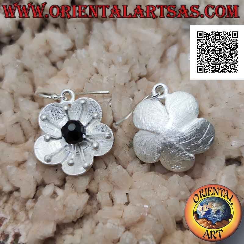 Pendientes de plata satinada en forma de flor con anémona de mar y espinela central