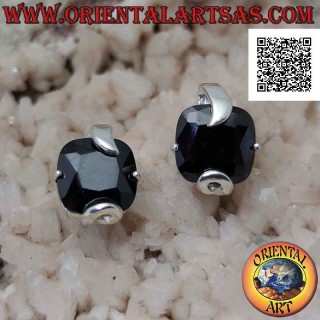 Boucles d'oreilles à lobes en argent avec spinelle carré facetté et crochet supérieur épais