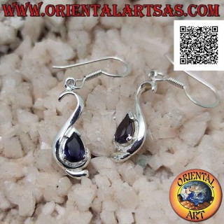 Orecchini in argento pendenti con iolite a goccia incastonata su montatura sinuosa liscia