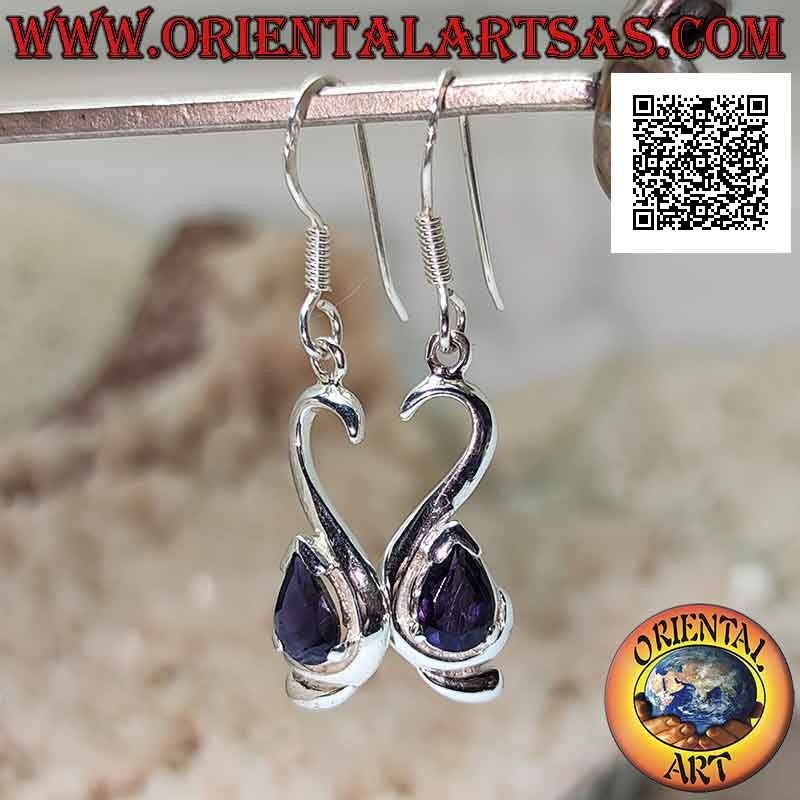 Boucles d'oreilles pendantes en argent avec goutte d'iolite montées sur une monture lisse et sinueuse