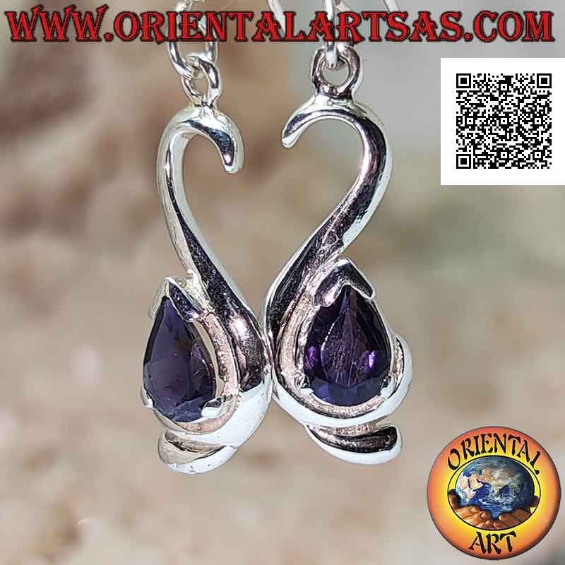 Orecchini in argento pendenti con iolite a goccia incastonata su montatura sinuosa liscia