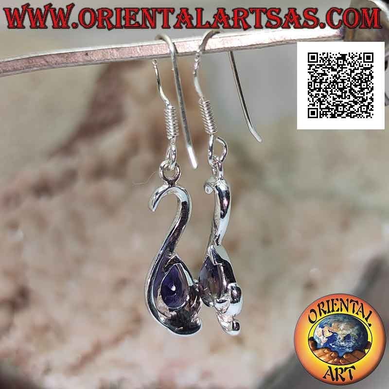 Pendientes colgantes de plata con gota de iolita engastados en un marco liso y sinuoso