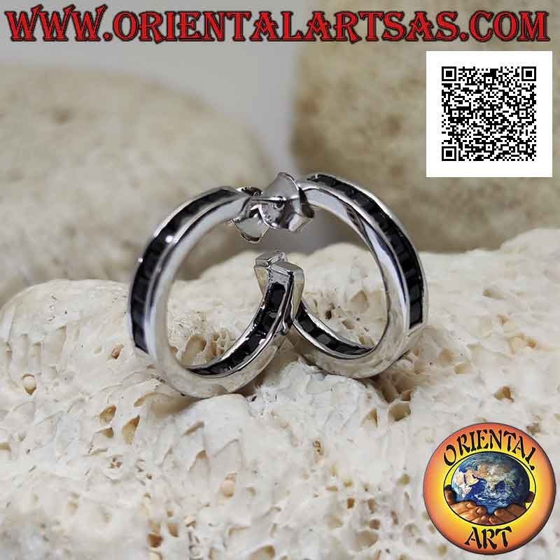 Orecchini in argento a cerchio semplice squadrato con fila di zirconi neri incastonati da 18 mm