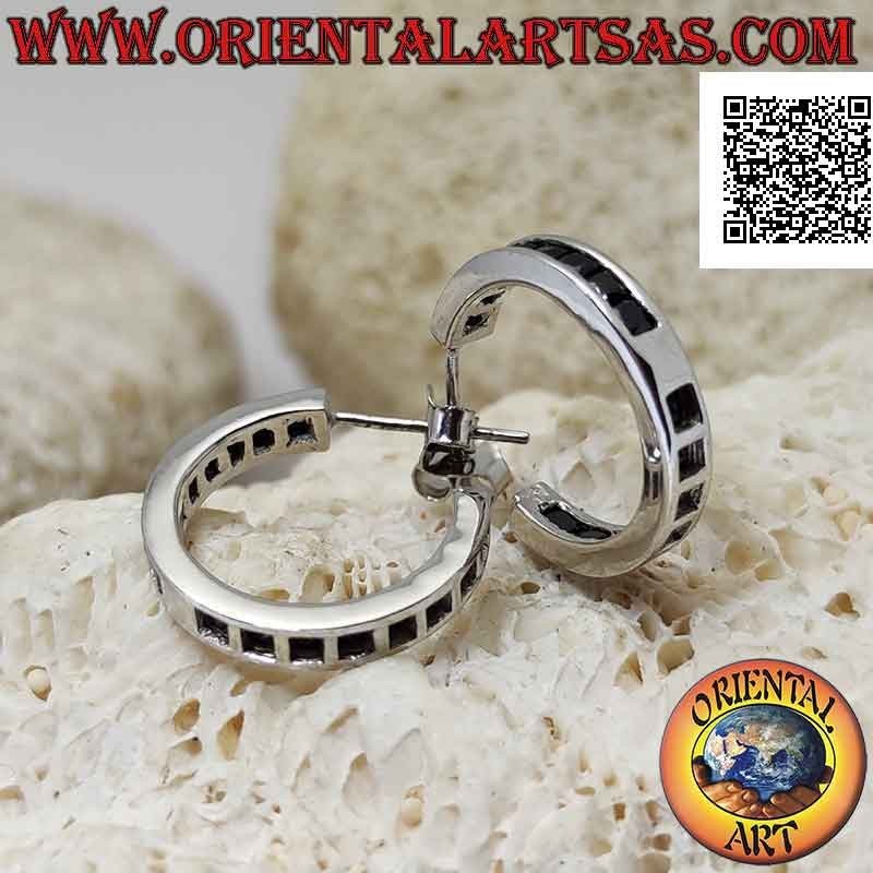 Orecchini in argento a cerchio semplice squadrato con fila di zirconi neri incastonati da 18 mm