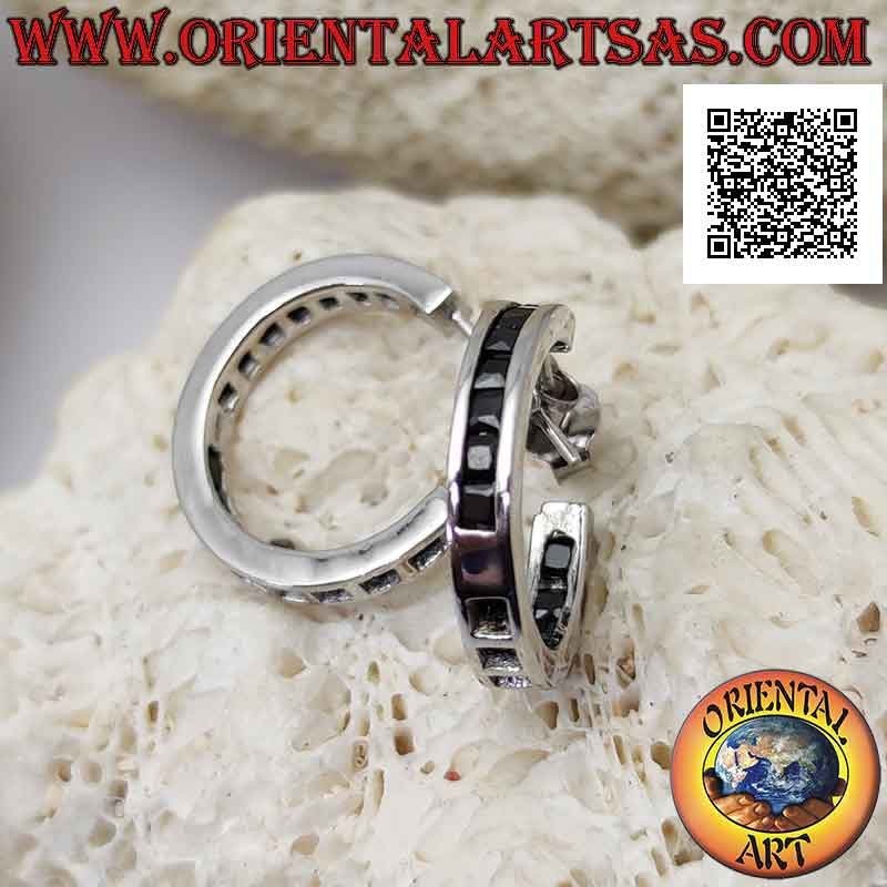 Boucles d'oreilles en argent à cercle carré simple avec une rangée de zircons noirs de 18 mm