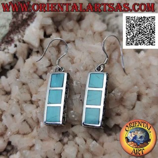 Pendientes rectangulares de plata con tres cuadrados de pasta turquesa al ras con borde liso y abertura lateral