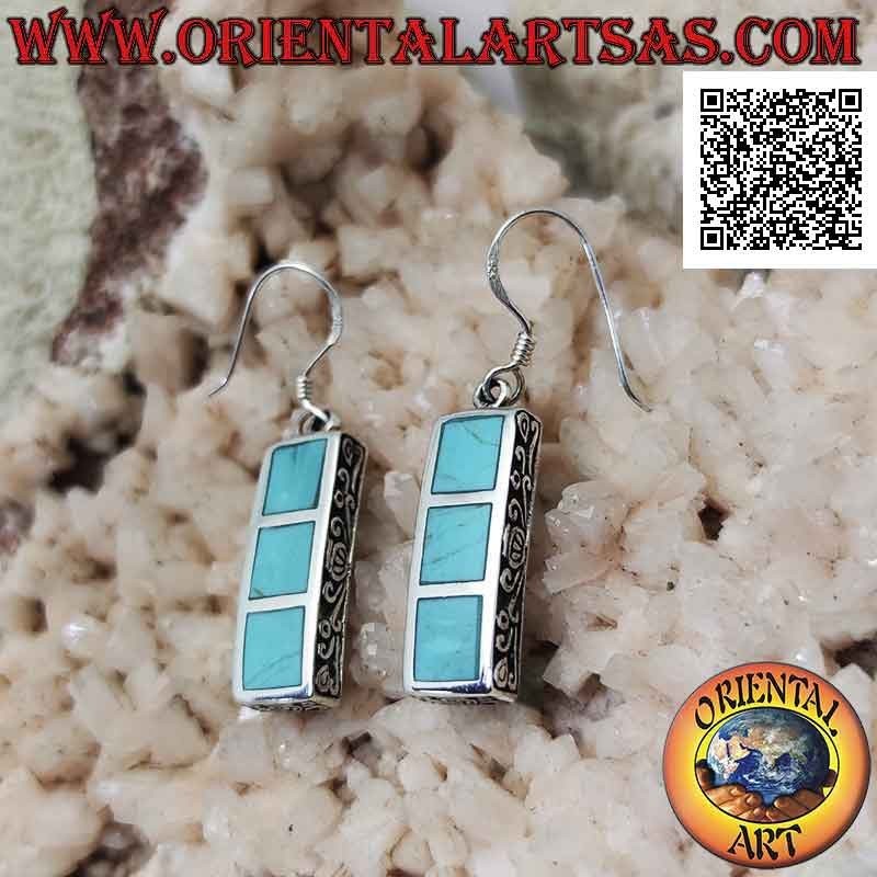 Pendientes rectangulares de plata con tres cuadrados de pasta turquesa al ras con borde liso y abertura lateral