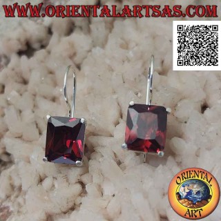 Silberne Ohrhänger mit rechteckigem synthetischem Granat auf einem glatten Rahmen mit seitlichen Öffnungen