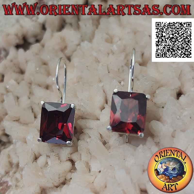 Pendientes colgantes de plata con granate sintético rectangular engastados en un marco liso con aberturas laterales