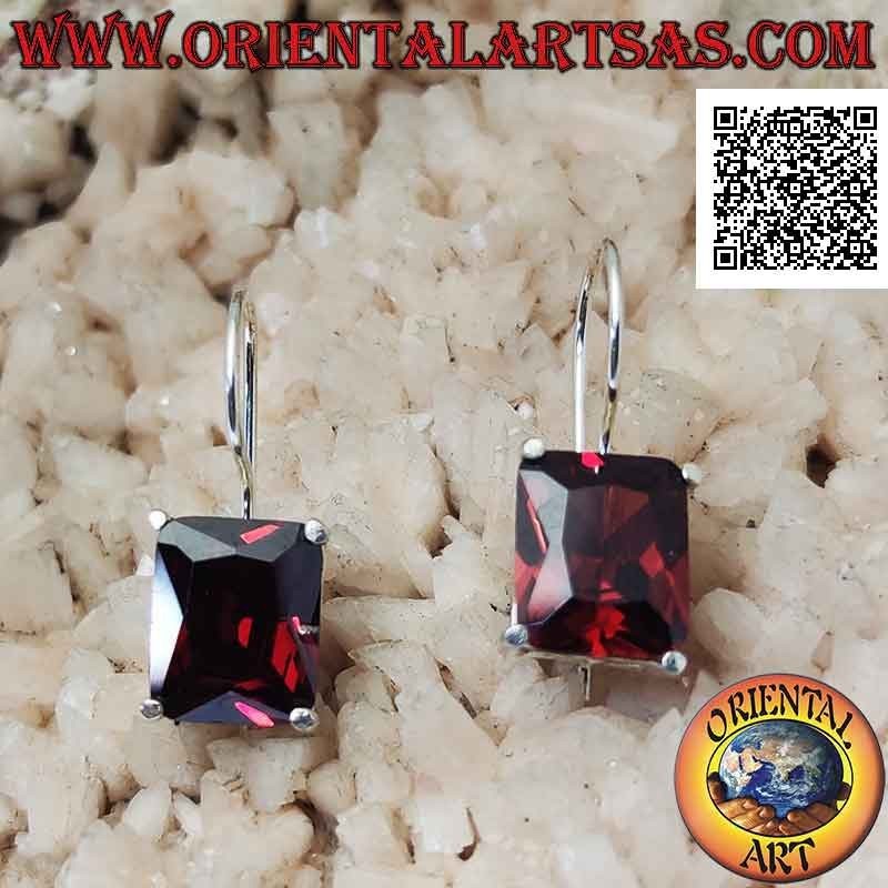 Pendientes colgantes de plata con granate sintético rectangular engastados en un marco liso con aberturas laterales