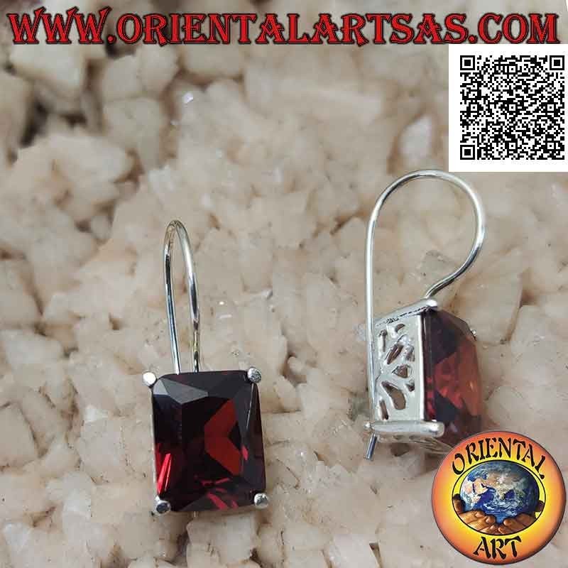 Boucles d'oreilles pendantes en argent avec grenat synthétique rectangulaire sur une monture lisse avec ouvertures latérales