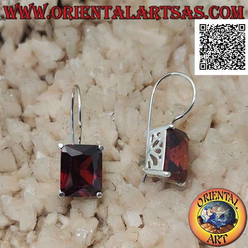 Pendientes colgantes de plata con granate sintético rectangular engastados en un marco liso con aberturas laterales