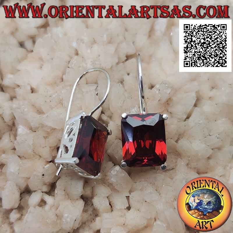 Orecchini in argento pendenti con granato di sintesi rettangolare incastonato su montatura liscia con trafori laterali