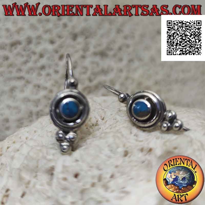 Boucles d'oreilles en argent avec pâte turquoise ronde entourée d'un double trait et boules dessus et dessous