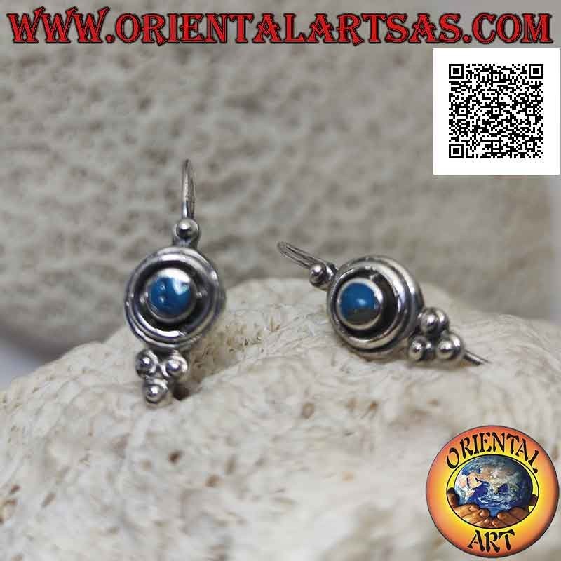 Boucles d'oreilles en argent avec pâte turquoise ronde entourée d'un double trait et boules dessus et dessous