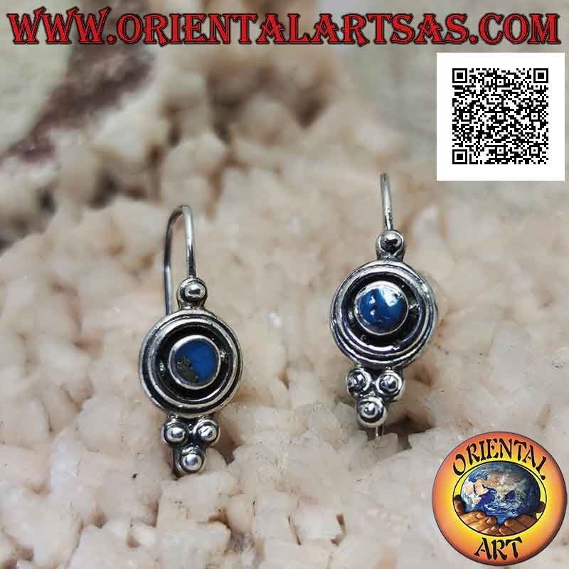 Boucles d'oreilles en argent avec pâte turquoise ronde entourée d'un double trait et boules dessus et dessous