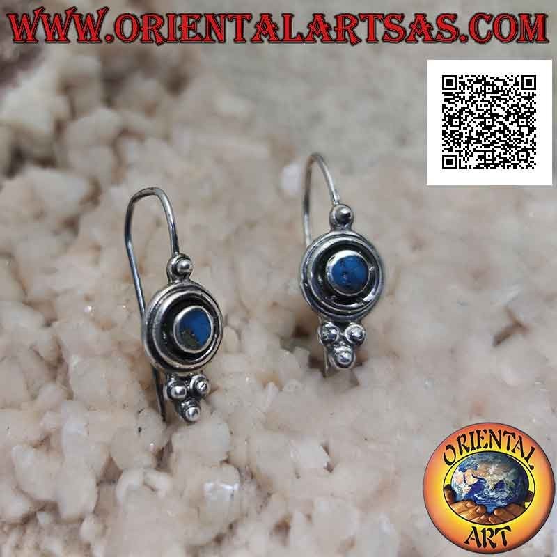 Boucles d'oreilles en argent avec pâte turquoise ronde entourée d'un double trait et boules dessus et dessous