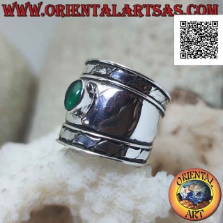 Anello in argento a fascia larga con agata verde ovale e incisioni oblique sui lati, Bali