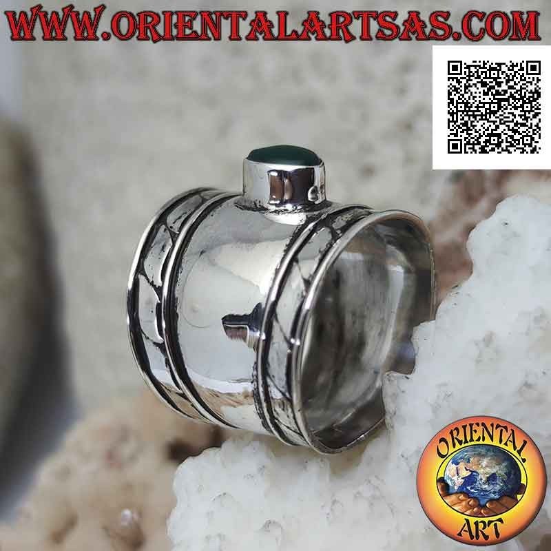 Anello in argento a fascia larga con agata verde ovale e incisioni oblique sui lati, Bali