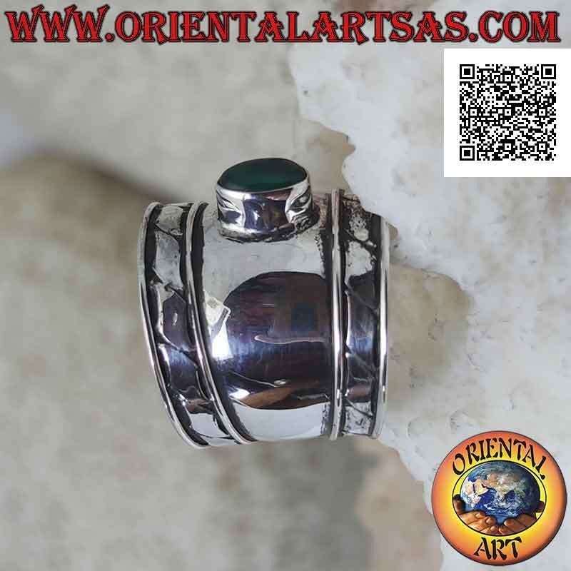 Anillo de plata de banda ancha con ágata verde ovalada y grabados oblicuos en los lados, Bali
