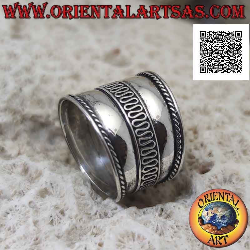 Anello in argento a fascia larga con linea ondulata centrale e intrecci laterali, Bali