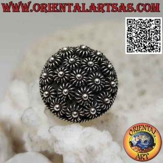 Anello in argento con cupola tonda di fiorellini a bassorilievo