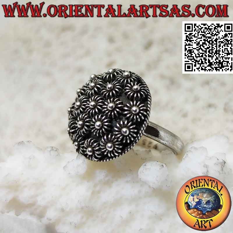Anello in argento con cupola tonda di fiorellini a bassorilievo