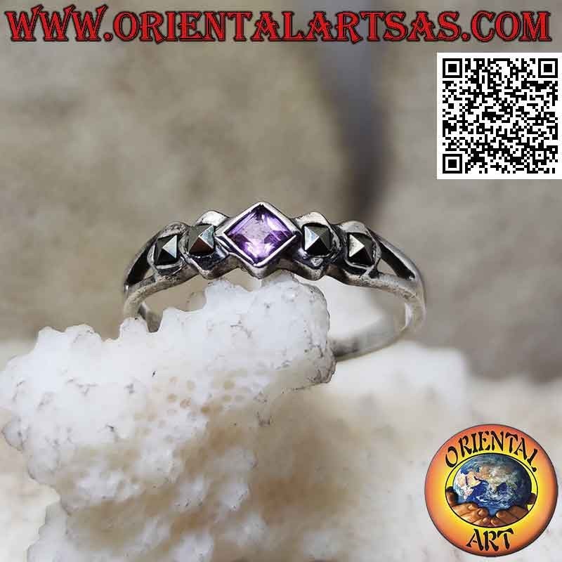 Anello in argento con ametista romboidale quadrata e doppia marcassite sui lati