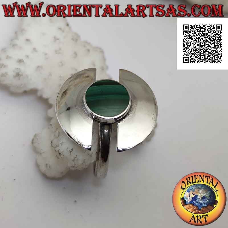 Anillo de plata con malaquita redonda al ras con el borde en dos semicírculos lisos separados