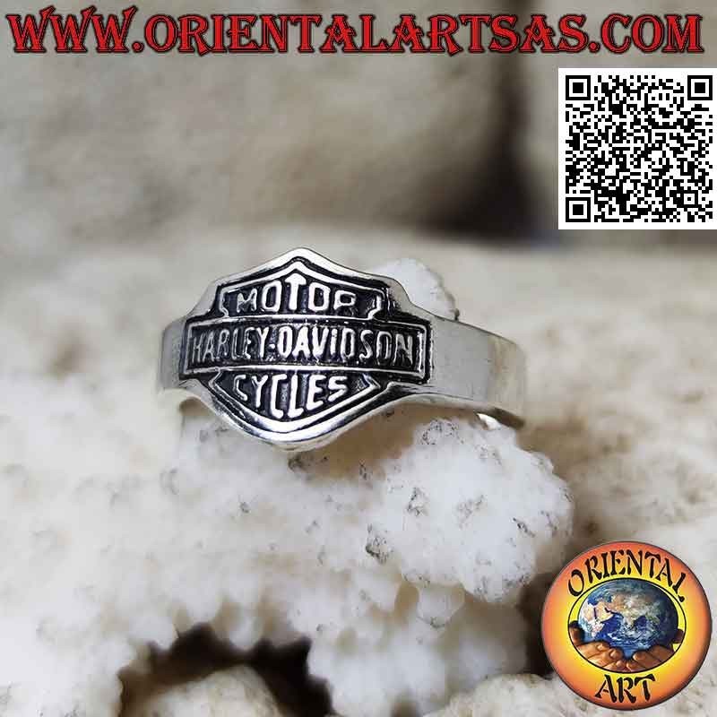 Anillo plateado liso con logo "Harley Davidson" en bajorrelieve curvado