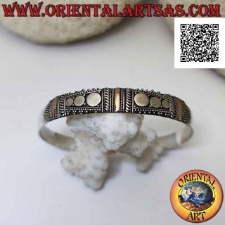 Bracciale rigido in argento 925‰ con 3 placche in oro 14 carati e decorazione a borchie