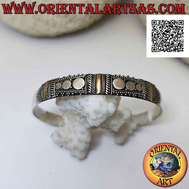 Bracciale rigido in argento 925‰ con 3 placche in oro 14 carati e decorazione a borchie