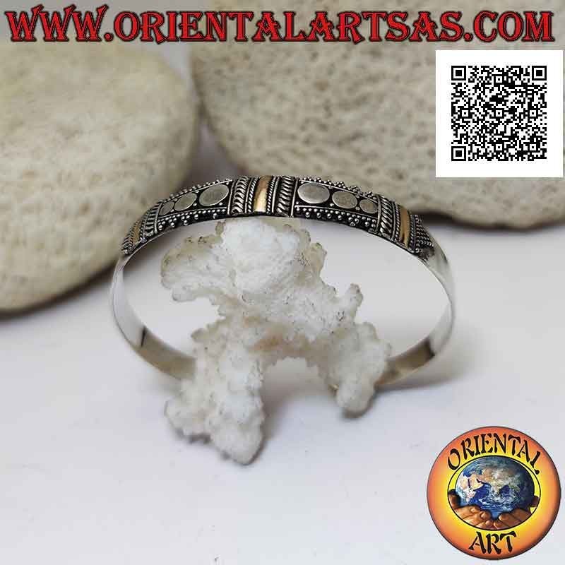 Bracciale rigido in argento 925‰ con 3 placche in oro 14 carati e decorazione a borchie