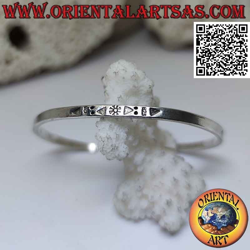Glattes flaches 925 ‰ Silbernes starres Armband mit gravierten Hieroglyphen